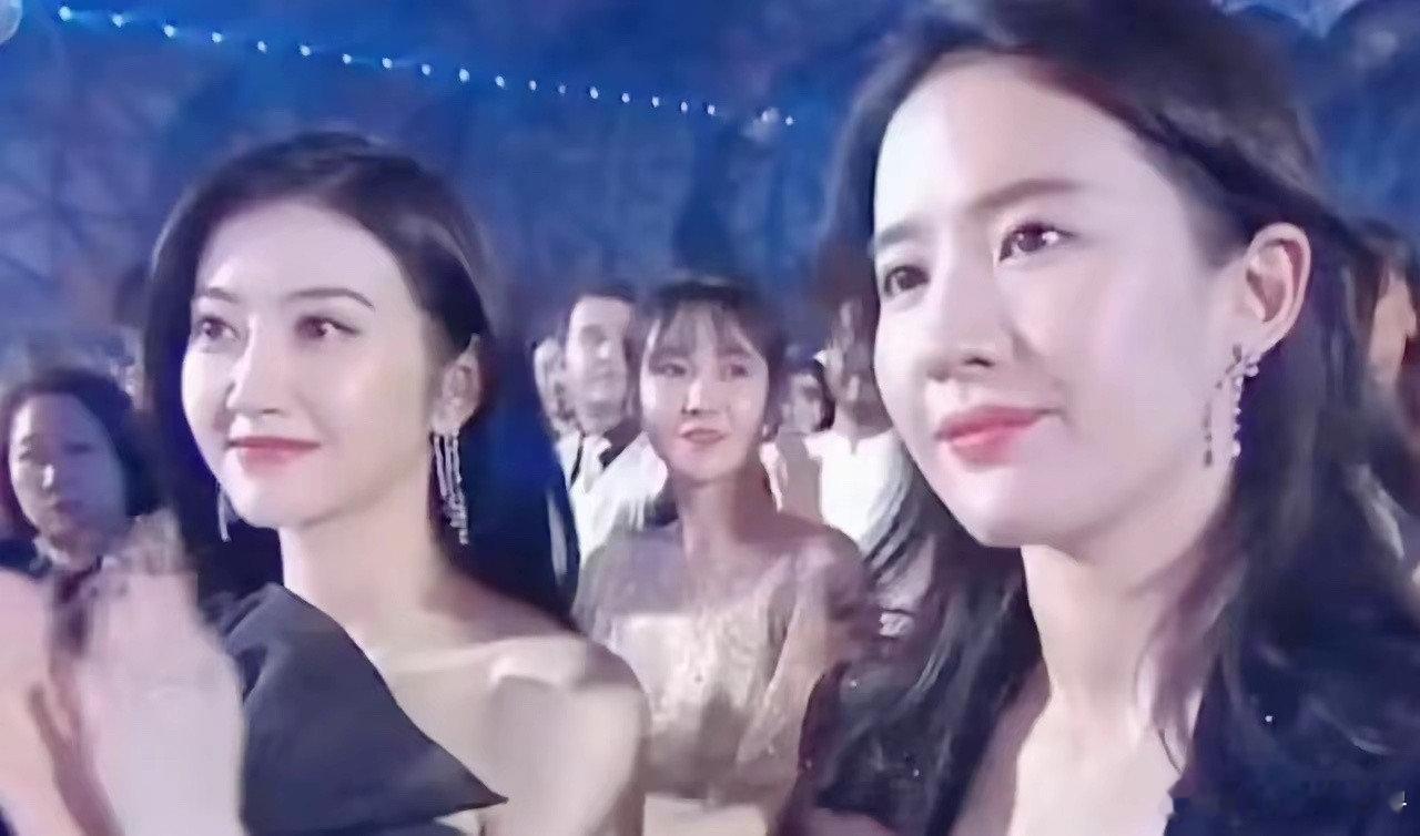 景甜真的不愧被称为“人间富贵花”，真的和谁同框从来都没输过呢！​​​