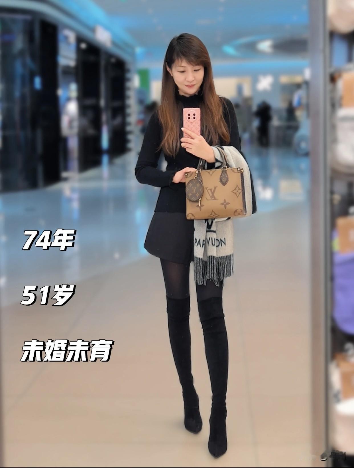 年轻小女生涉世未深，满脑子不切实际的幻想，追求肤浅的东西，甚至可能为钱和不喜欢的