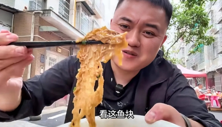 特别烦一个美食博主，明明是一个人，每次都装作有两个人，然后按两个人点一大桌菜，
