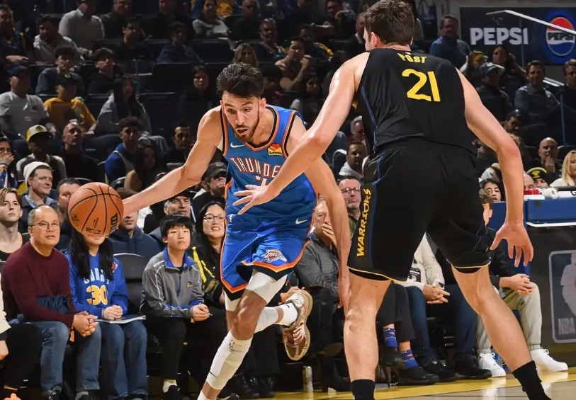 残阵勇士惨负雷霆！一战说明两个问题。1，雷霆强队属性是拉满的，一处细节能说明