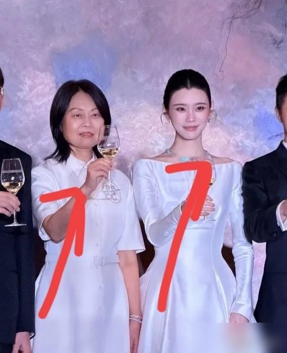 澳门婚礼答谢宴上，当奚梦瑶跟妈妈站在一起时，我才发现奚梦瑶究竟有多狠，起因是因为有网友说怎么奚梦瑶跟