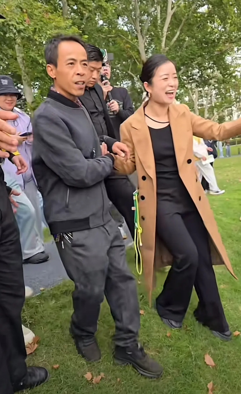 很欣慰看到越来越多的人开始声讨鸡排哥，看着他衣冠楚楚的被挤在在人群中间，像领导一