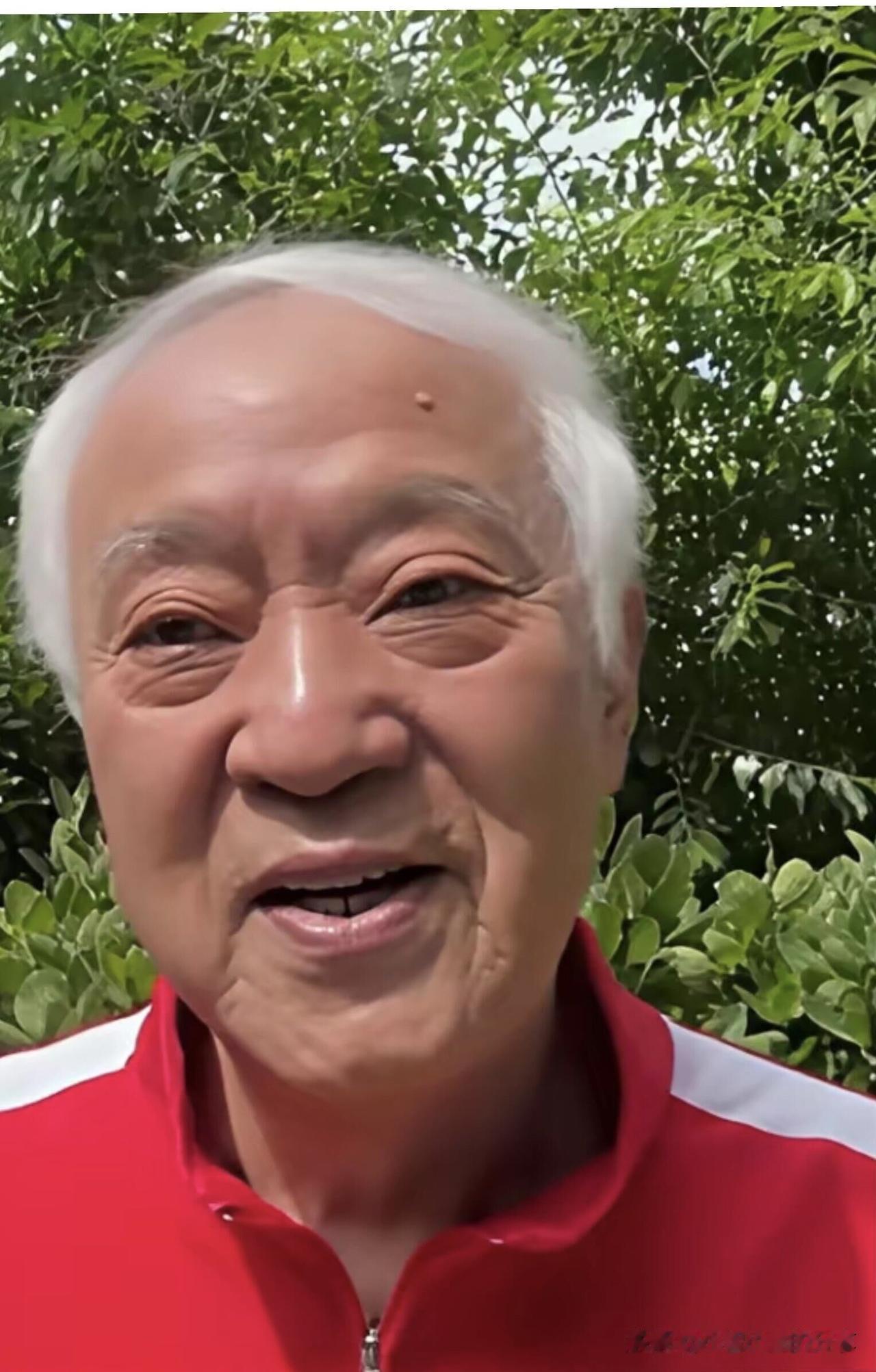 相声大师牛群，是低调人品好的男演员，他年轻时候是儒雅的帅气，年龄大了有白头发，有