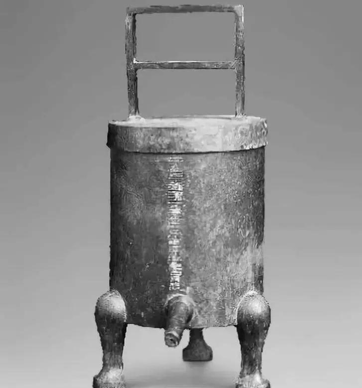 1976年，内蒙古一牧民放牧时经过沙丘，猎犬突然失控，跑到1个“罐子”旁撒尿，转