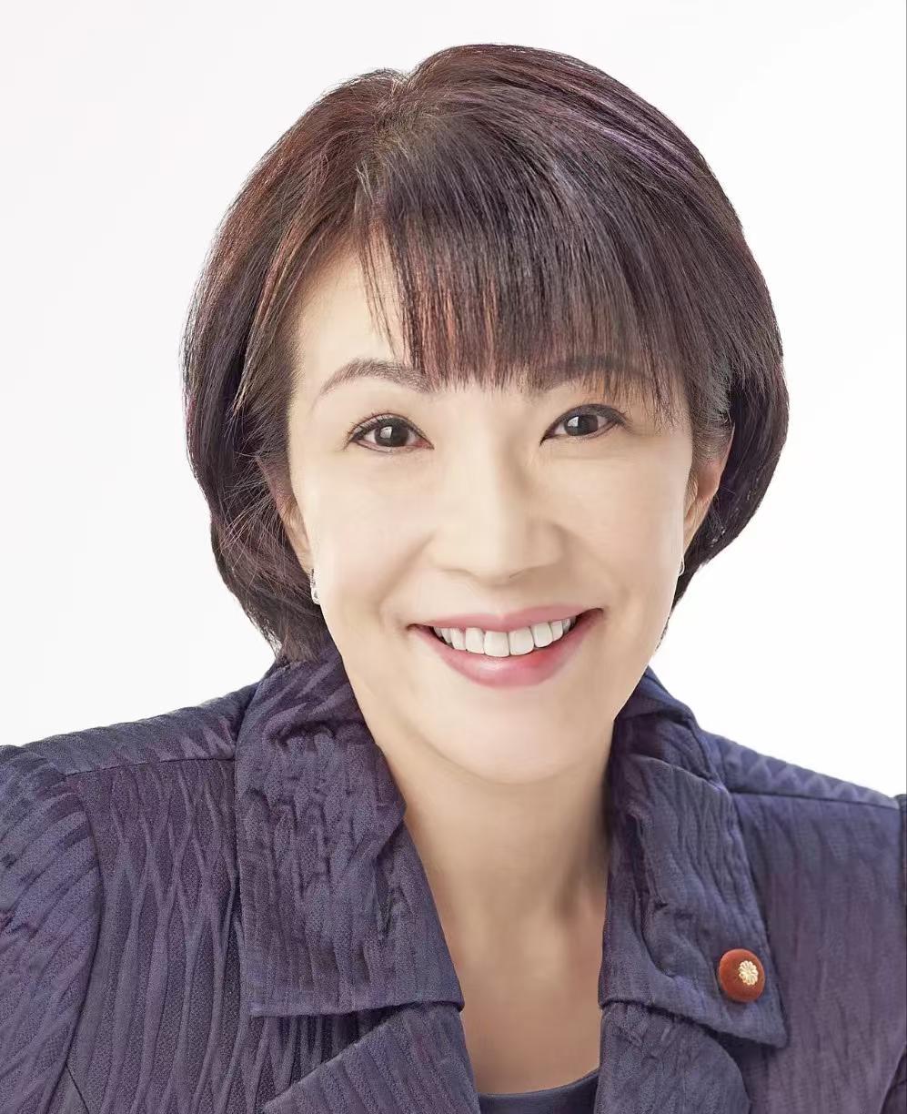 高市早苗微笑的时候，看起来就没那么凶了，年轻的时候，也是大美女。可惜，如今作为极