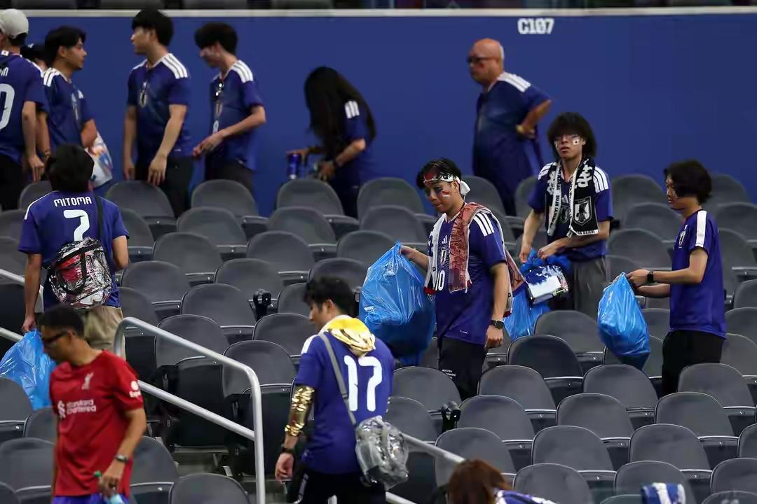 世界杯现场的牛鬼蛇神，再次证实了日本是个知小节而失大义的国家。日本球迷在世界杯