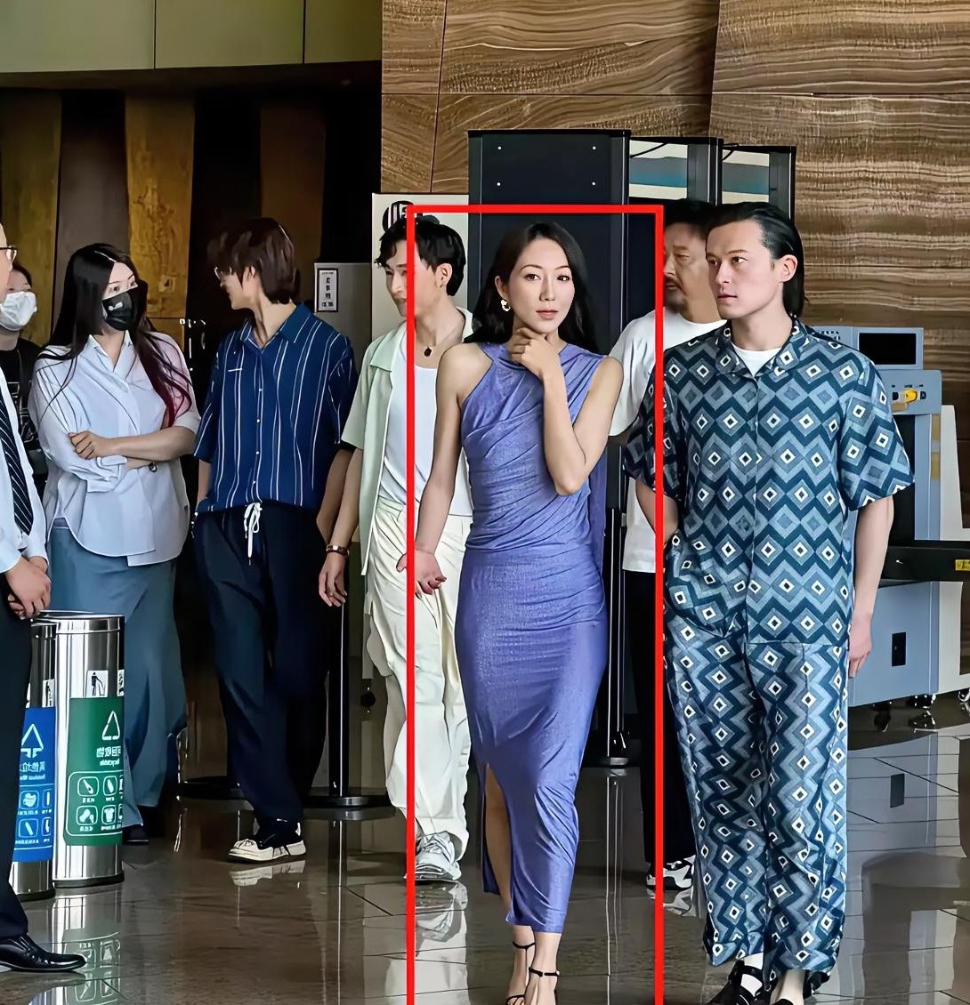 这身材确实比同行的几个美女要好一些属于标准身材吧