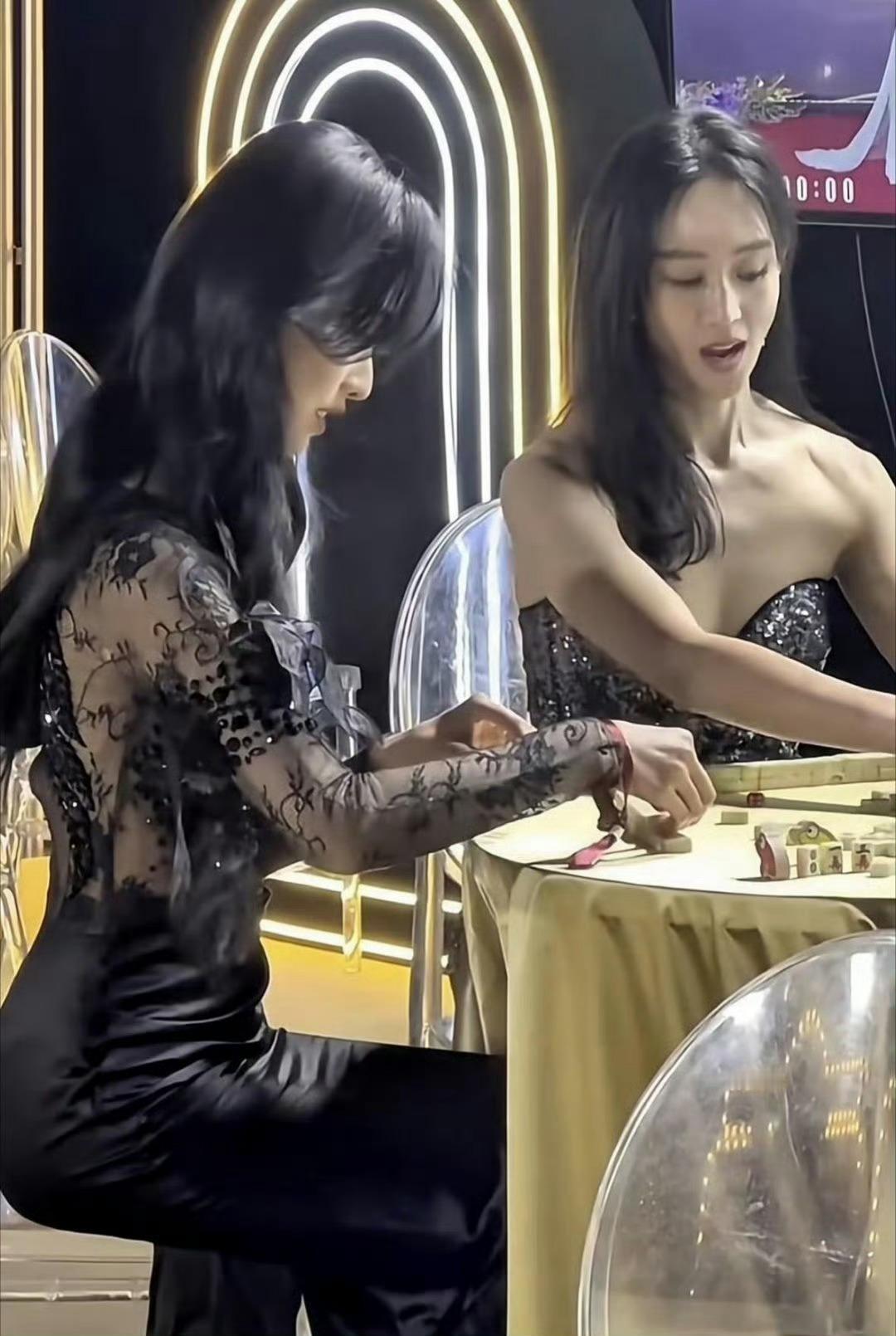 陈都灵这腰这仪态，居然是在打麻将….？！