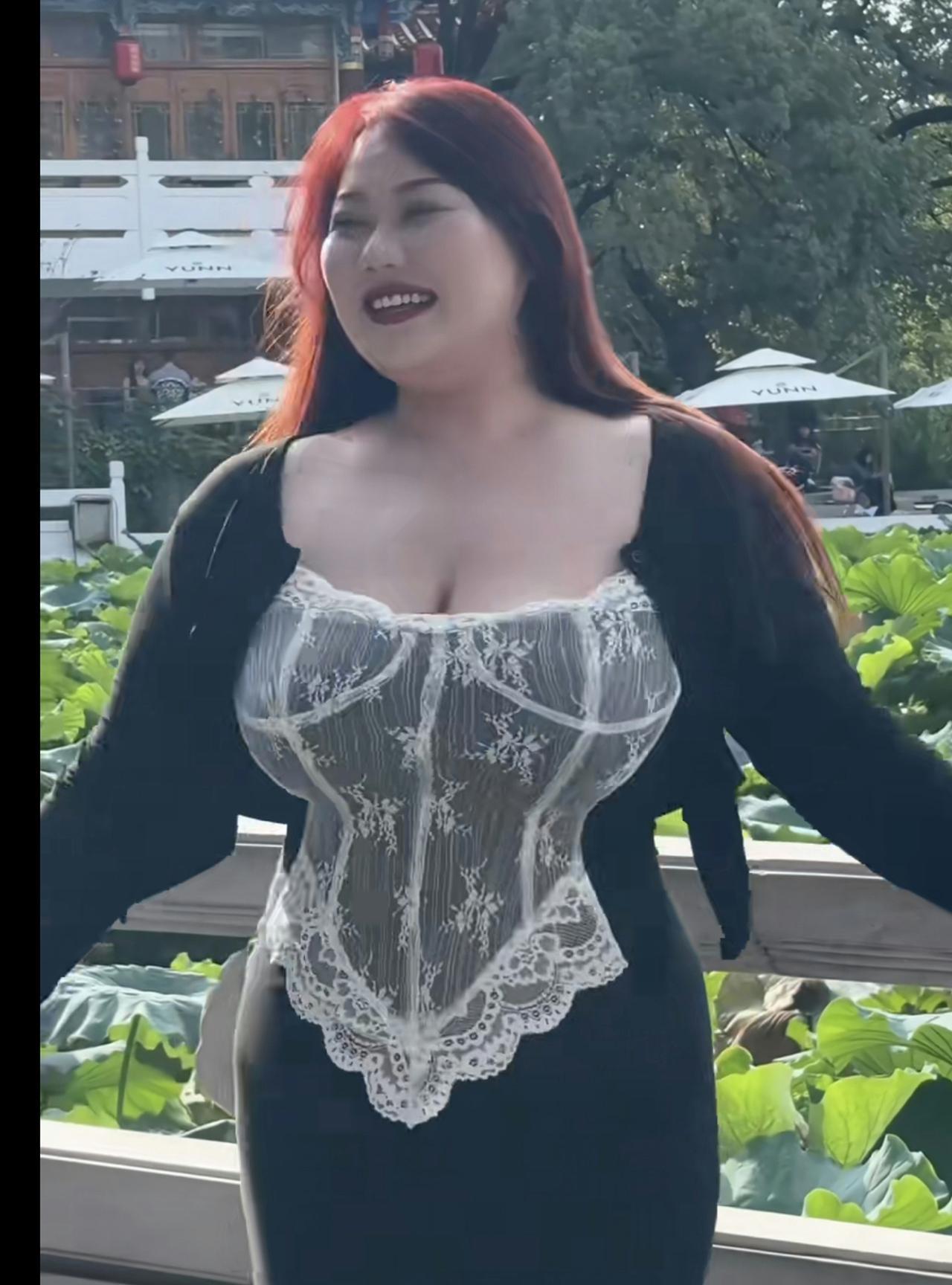 国庆假期许多景区人挤人，体验感差，也影响心情！如果像这位美女小姐姐这样，找个游