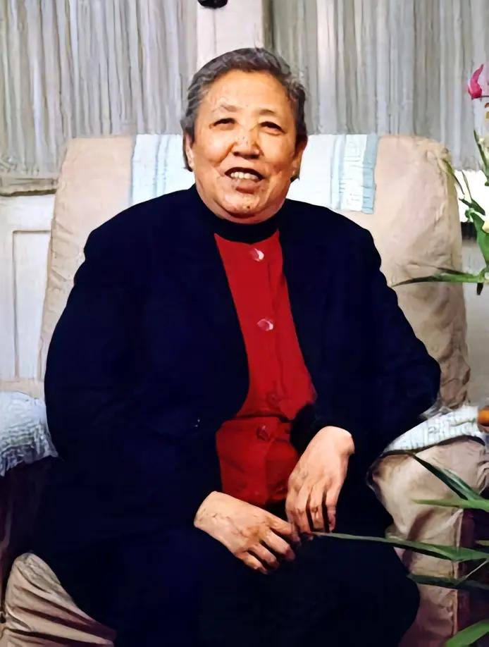 韩芝俊，1931年生于山西省五台县，曾任中国妇联执委，北京对外贸易部轻工进出口总