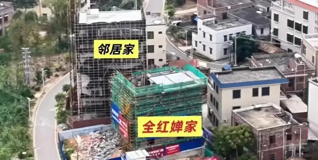 最高的围墙，不是砖石砌的，是人心筑的。全红婵家门口被直播镜头围成集市时，邻居做
