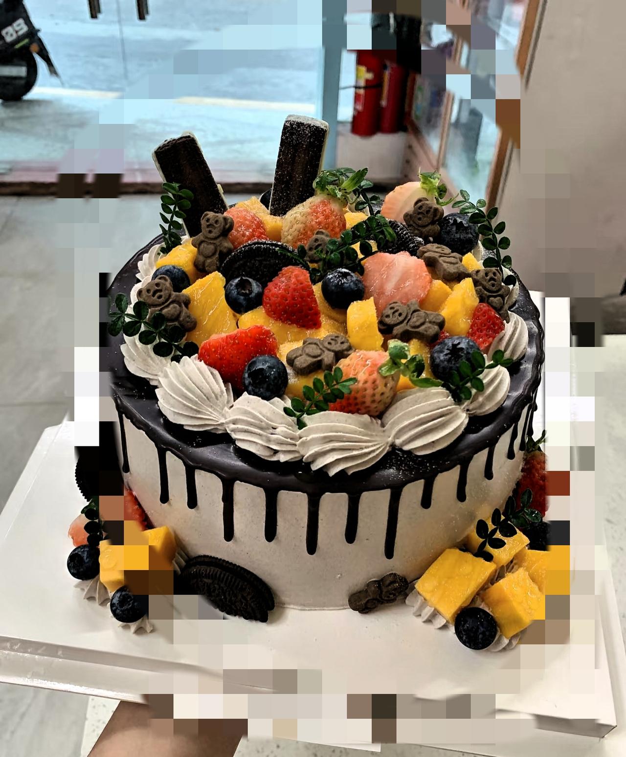 郑州一位医生郭帆在妻子生日当天去取蛋糕，到店发现门关着，打电话联系店主，打了二