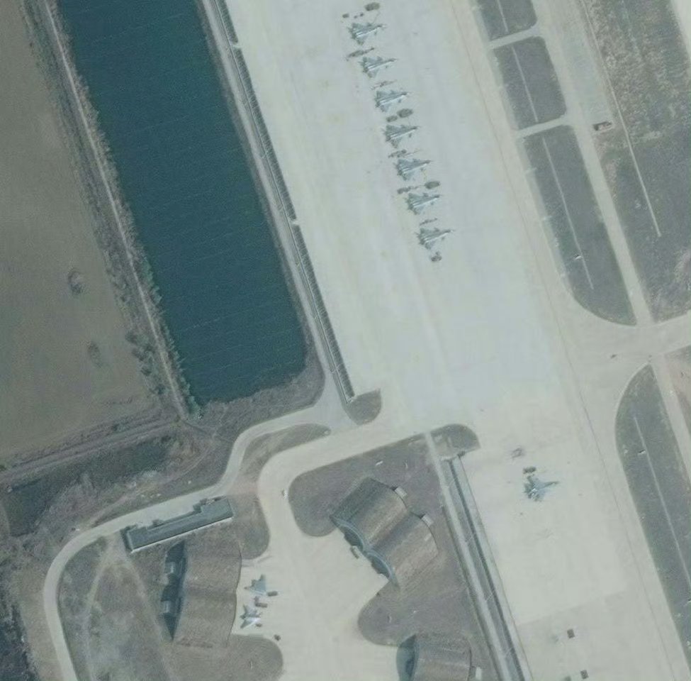 卫星拍摄到的J20与GJ11无人机在同站场合练。烽火问鼎计划