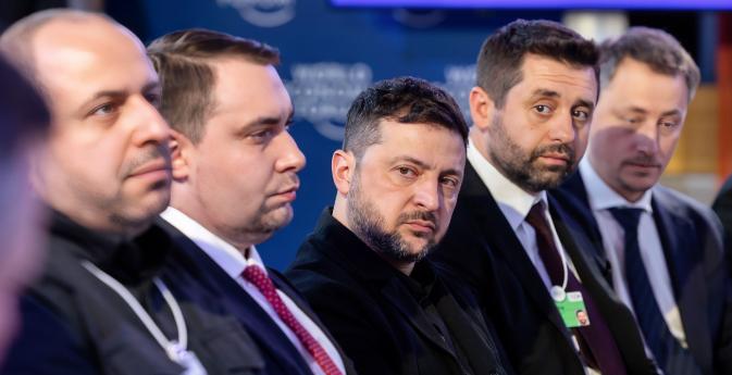 刚坐下就谈崩了？阿布扎比的谈判桌还没捂热，三方代表就差点掀了桌子。大家都指望这次