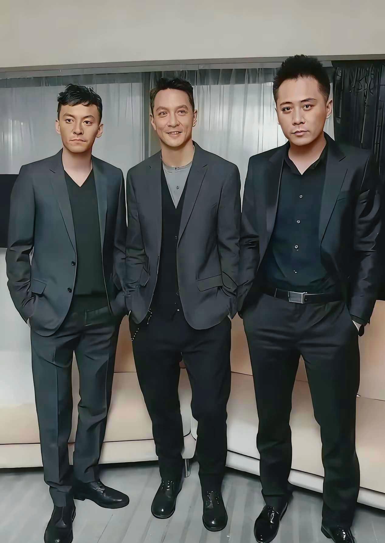 三位男星合照：我一眼就认出了中间的吴彦祖，右侧身高修伟的应该是刘烨吧，怎么看着他