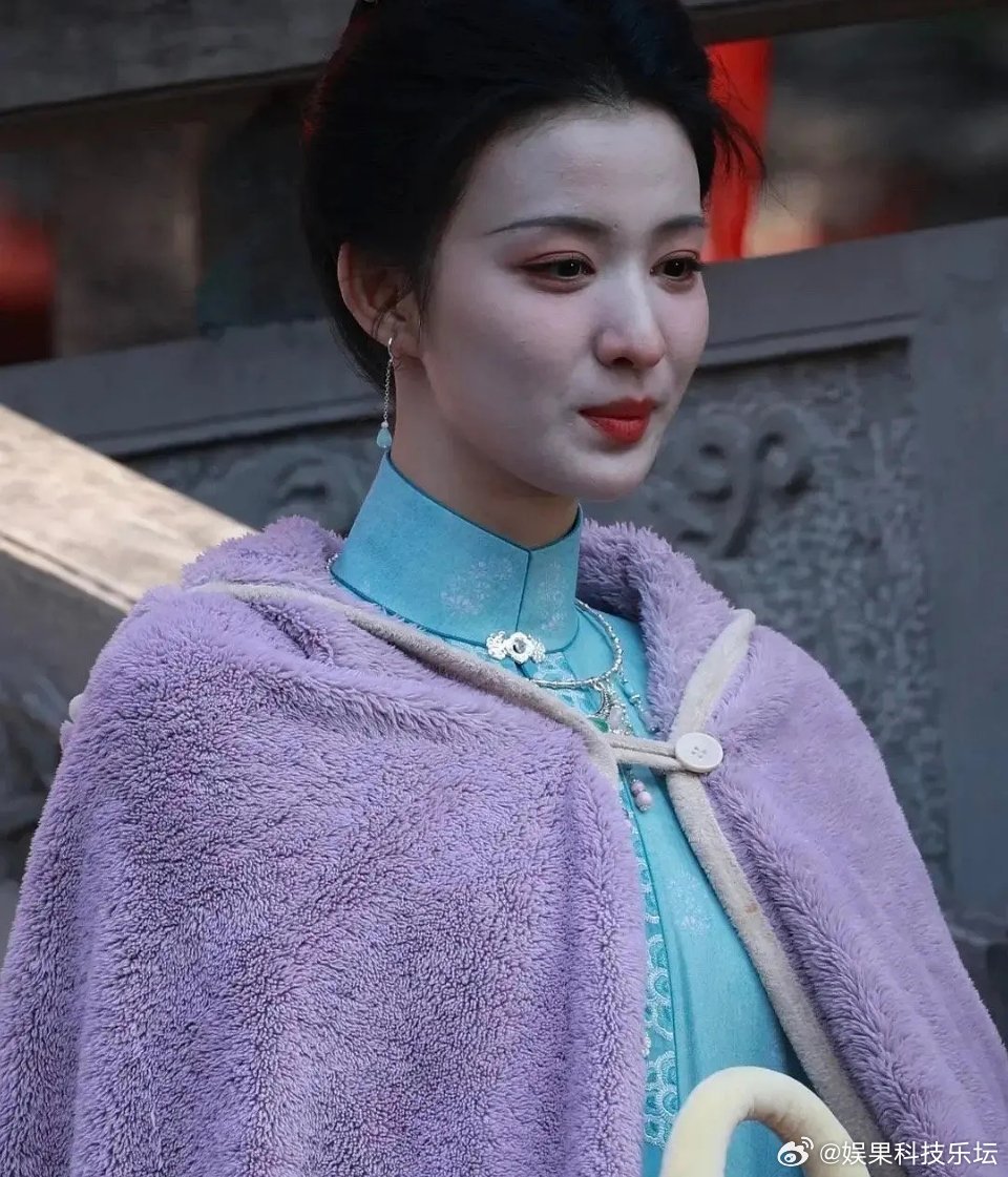 王楚然的脸应该需要后期磨皮吧，孟子义的脸还挺嫩