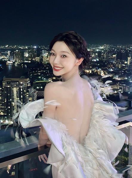 兄弟曾经的女人，如今成了自己的女友。胡彦斌这把玩的真是漂亮。有网友发现，老胡和小