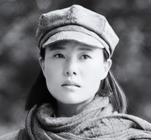1937年，15岁漂亮女红军被敌人抓住，捆在行刑台，她挺胸抬头等着死亡降临。谁料