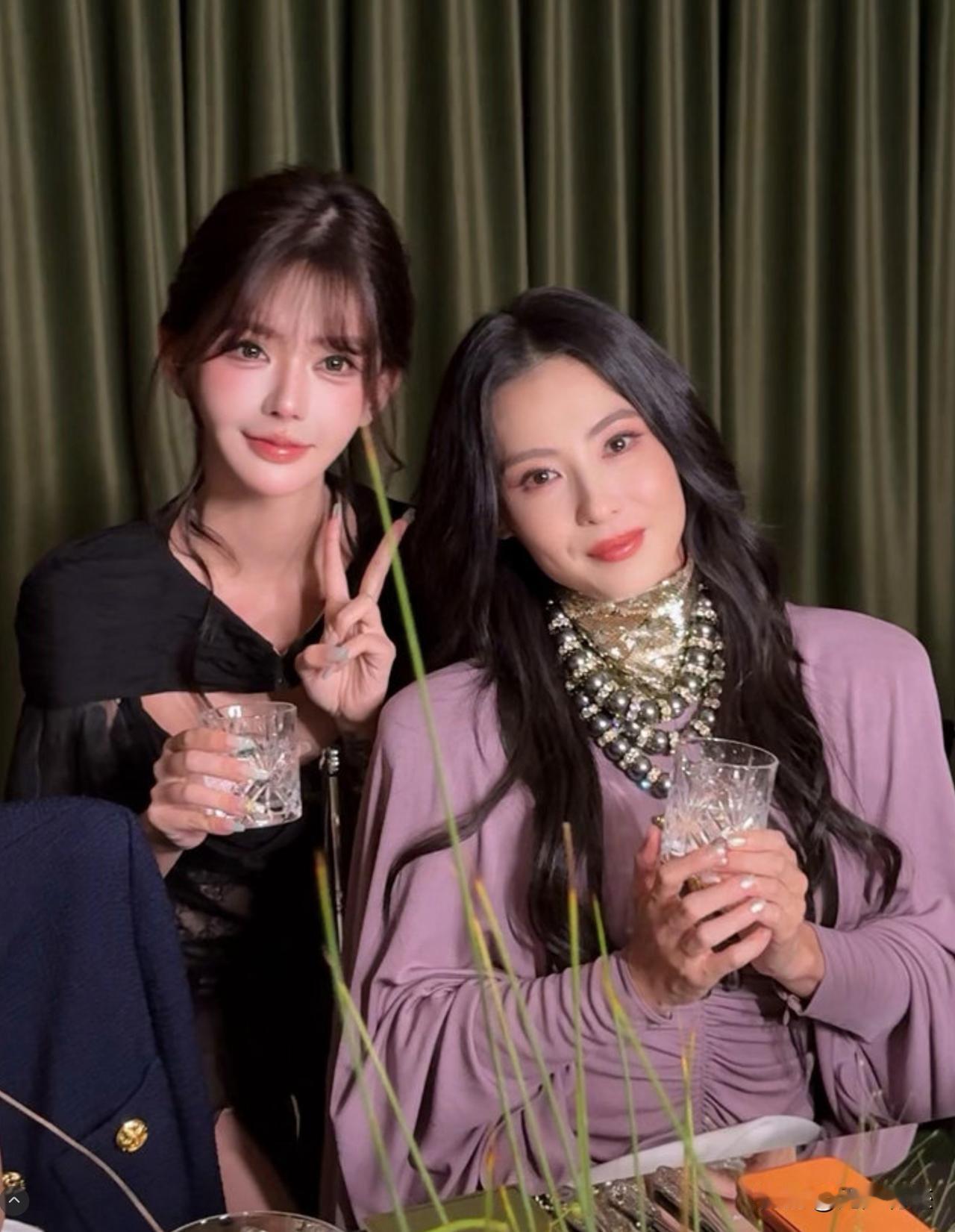 左边人造美女，右边天然美女，人造美女虽然年轻，但显得怪异，天然美女，虽然有了年纪