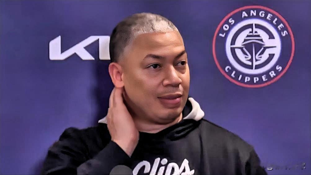 泰伦卢终于松了一口气，帅位暂时保住了！今天快船以131-116战胜黄蜂。赛后