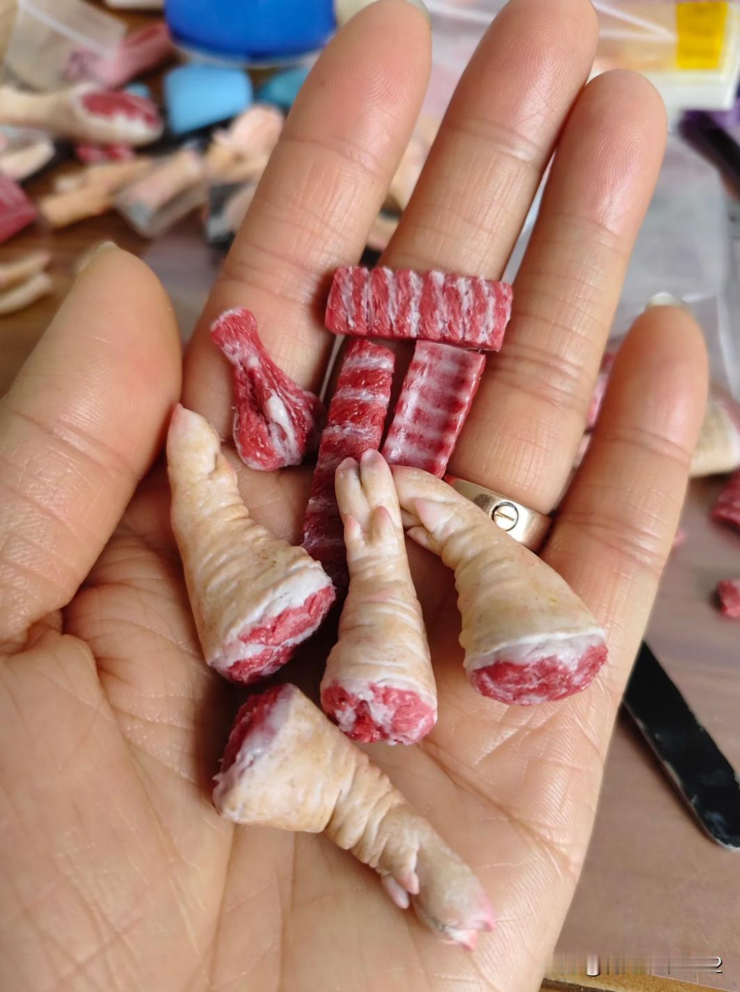 大猪腿来了,起锅烧肉开造!再应该喷点棕色的涂料,好像已经用火烤过毛一样。