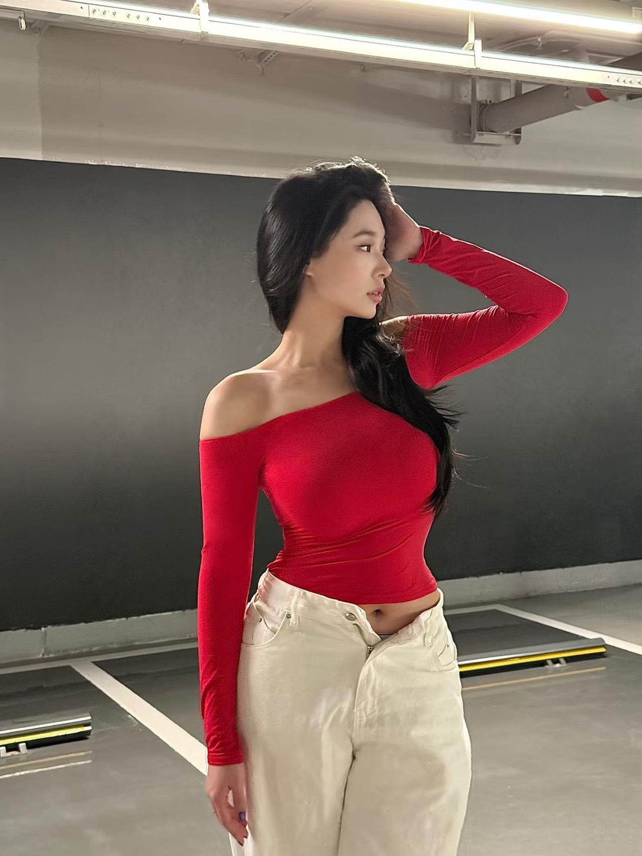 红衣映雪影，轻抚发梢间