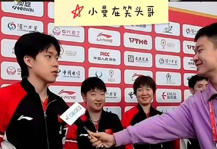 王楚钦到底说了啥，把他搭档蒯曼急成这样？王楚钦在前头接受采访，后面的蒯曼简直