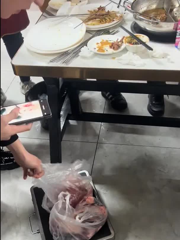 “差点就被白嫖了！”3月5日，山东济南，两男子在一家自助火锅店用餐，从下午吃到晚