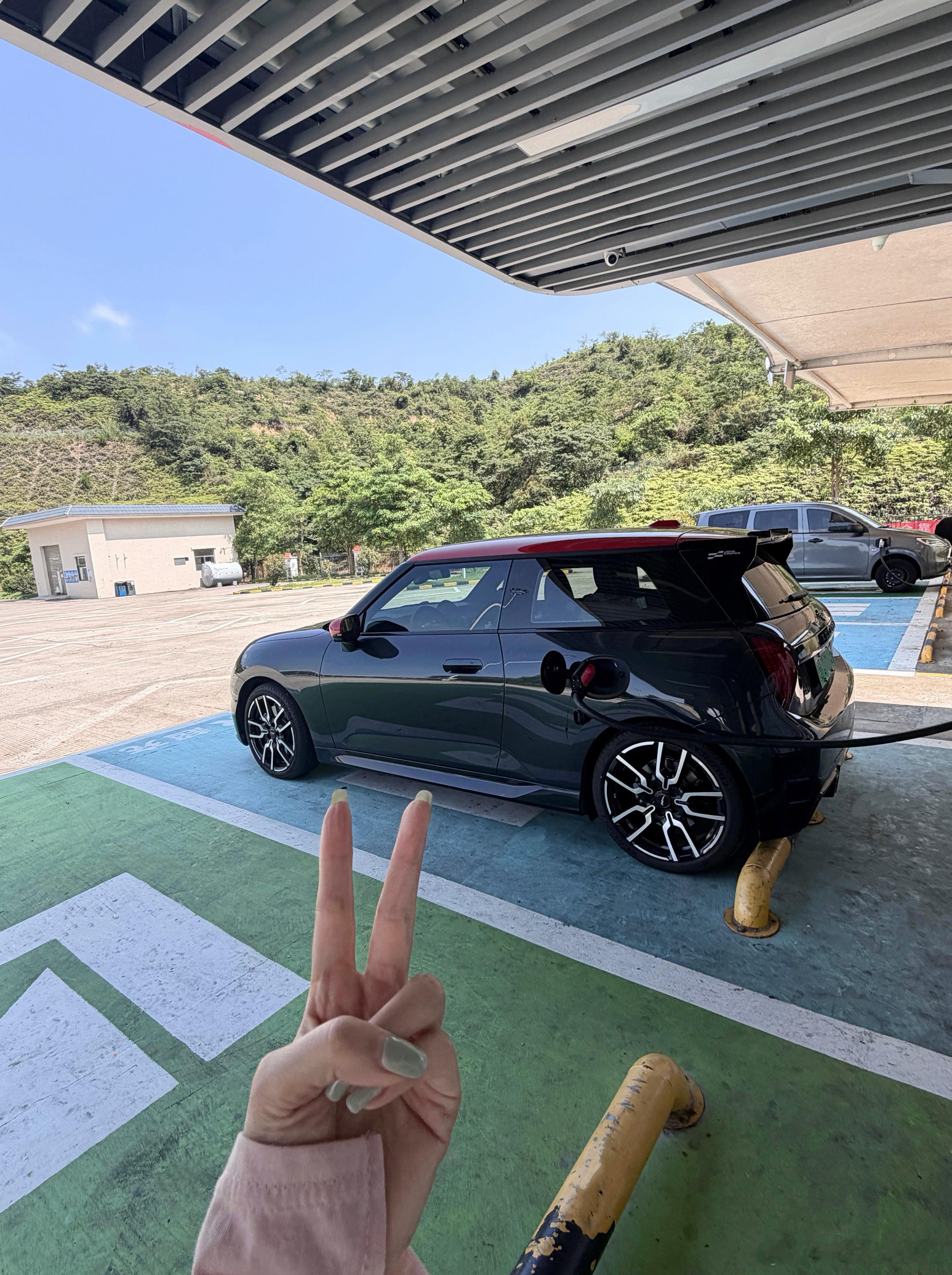 哈哈哈出发啦！一口气开了300公里现在换小张接班✌🏻紧张！期待！超级幸