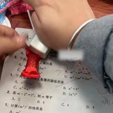 不要自我感动！老师在试卷上装订小零食，被家长狠狠上了一课，寒的是老师的心，丢