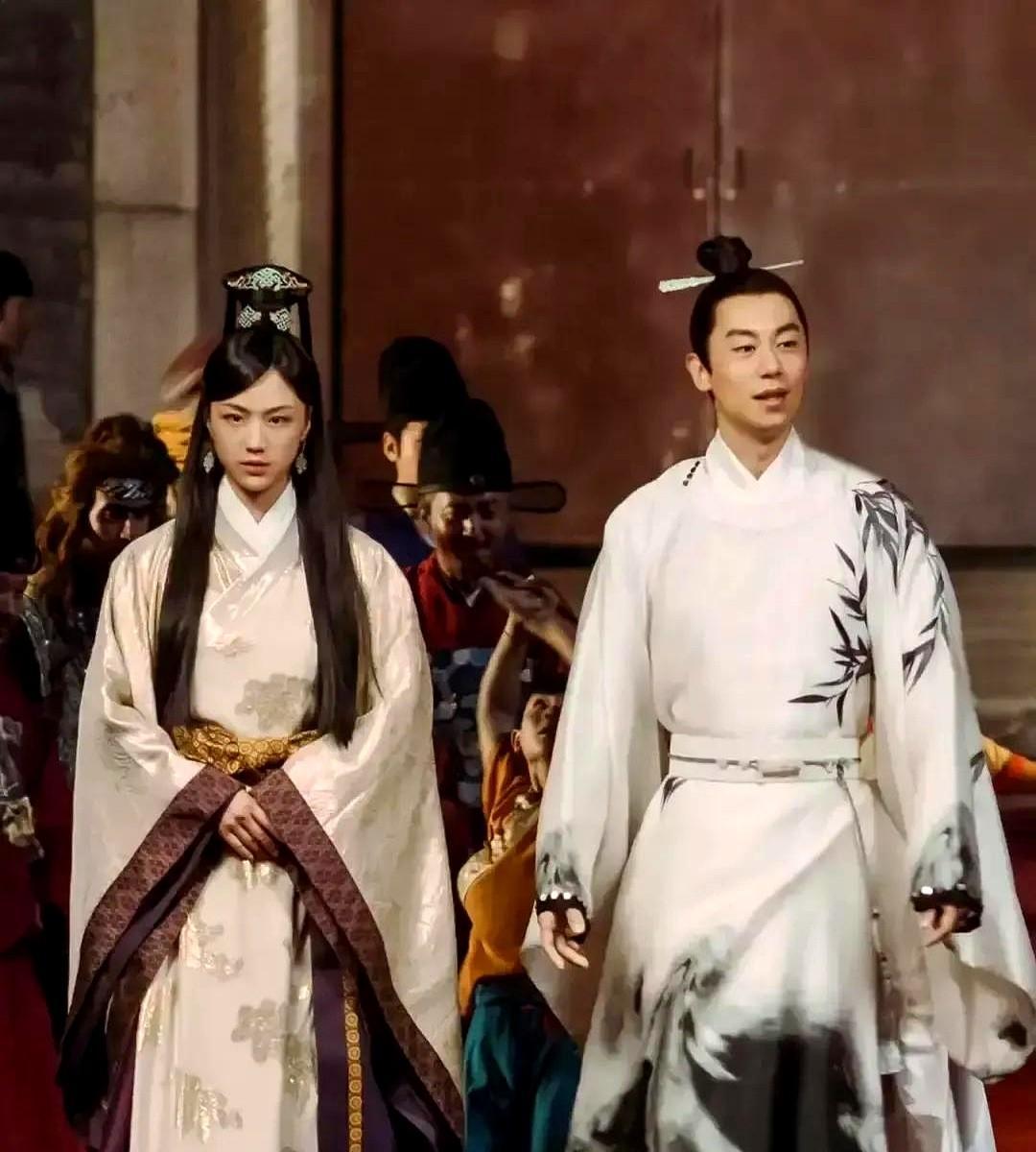 别再迷信“演技”能拯救一切了。有些东西，教科书不教，奖项不给，但观众一眼就能看