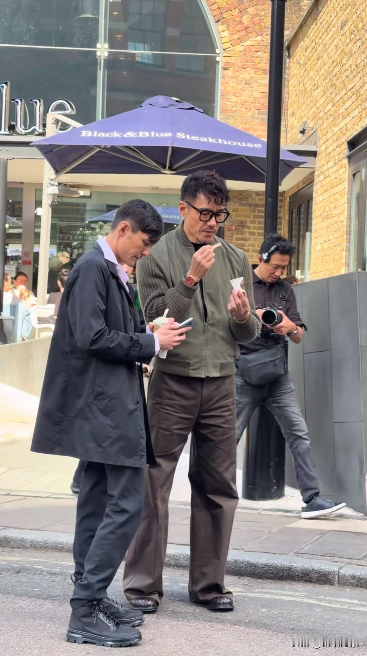 伦敦街头，遇到一个熟悉的面孔！大家看看这是谁？