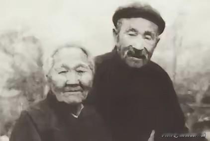 1956年3月，山东临沂沂南县公安接到举报：有个卖烧酒和狗肉的老汉，经常在山里转