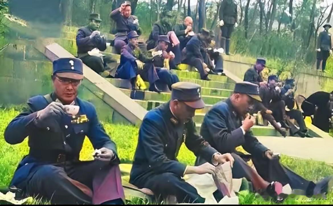 1946年2月19日，蒋介石率国民党高级将领在南京中山陵谒陵后，在灵谷寺野餐的历