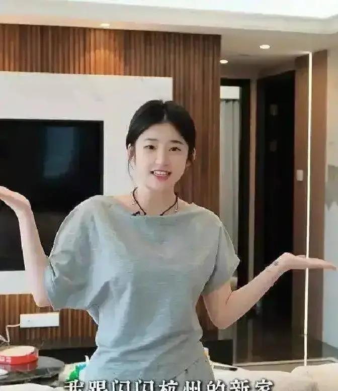 最近黄一鸣领着小闺女闪闪去杭州医院瞧感冒，这事儿本是家常小事，谁知一段随手拍的视