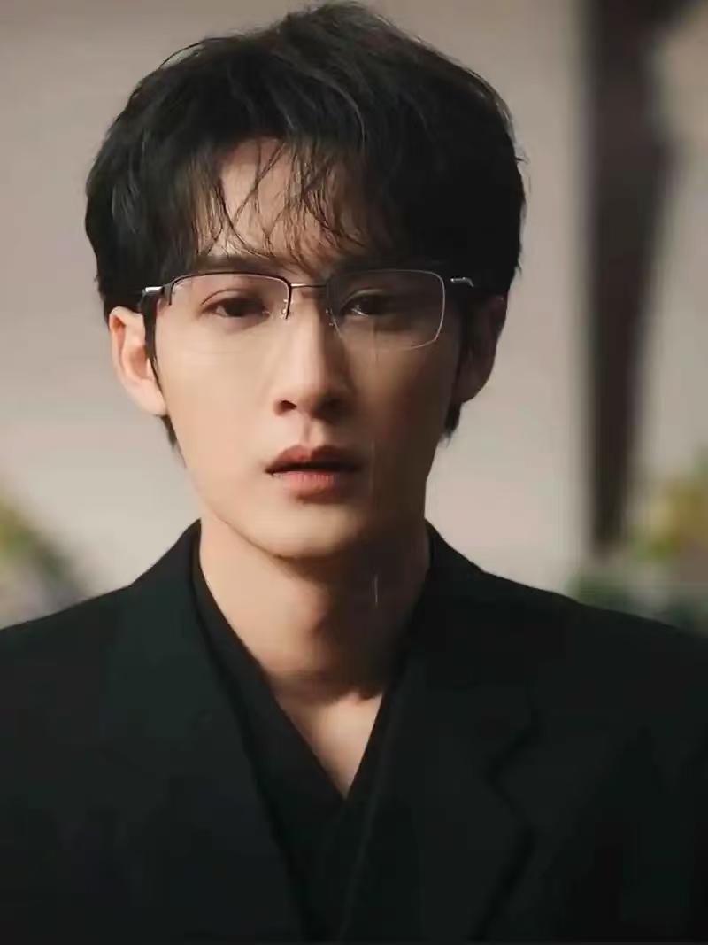 檀健次哭了檀健次在新剧《何不同舟渡》开机仪式上情绪激动，泪洒现场。据知情人透