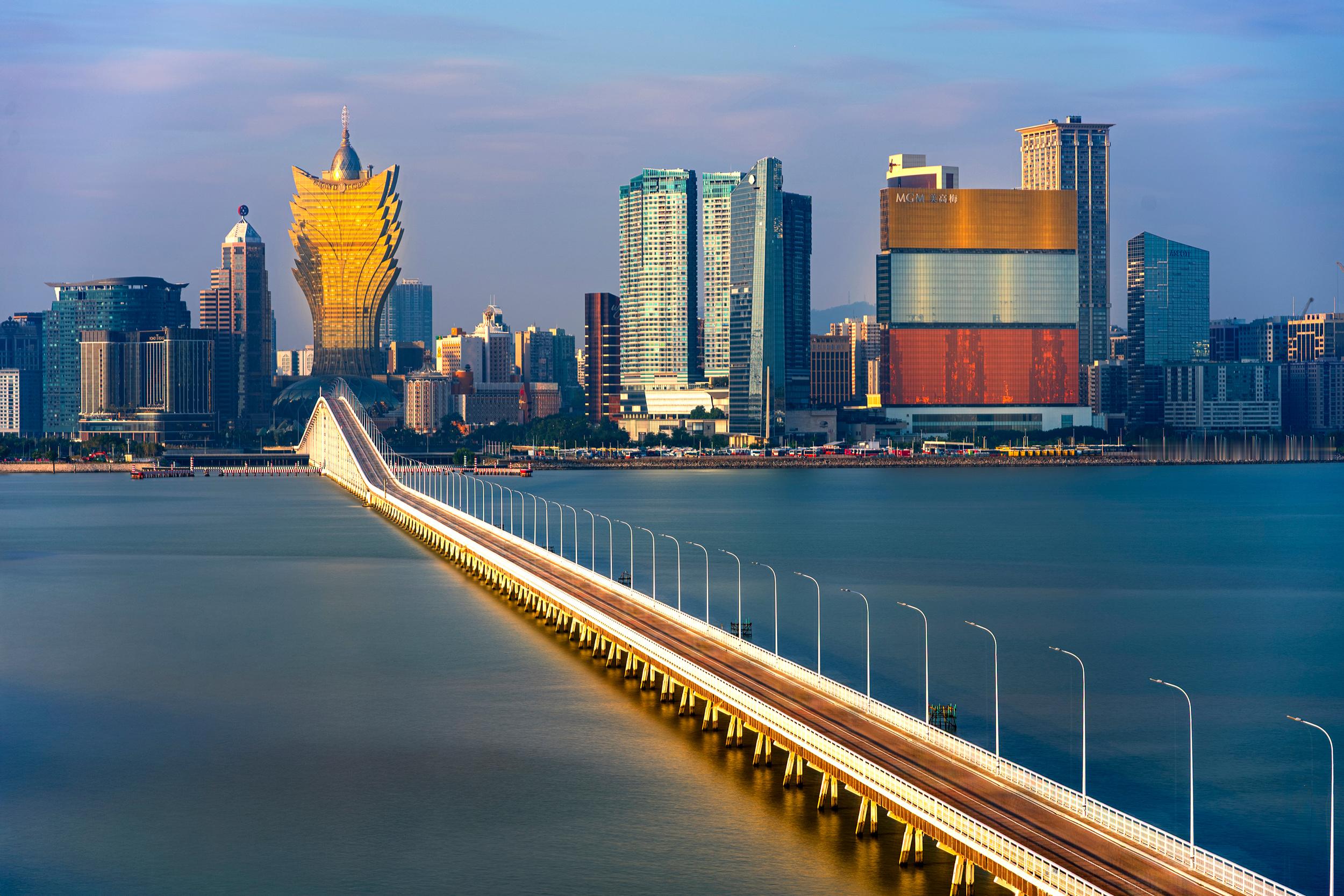 澳门的金光大道，新葡京的鎏金穹顶与澳凼大桥上的车流织就的光轨，成了独属这座城的璀