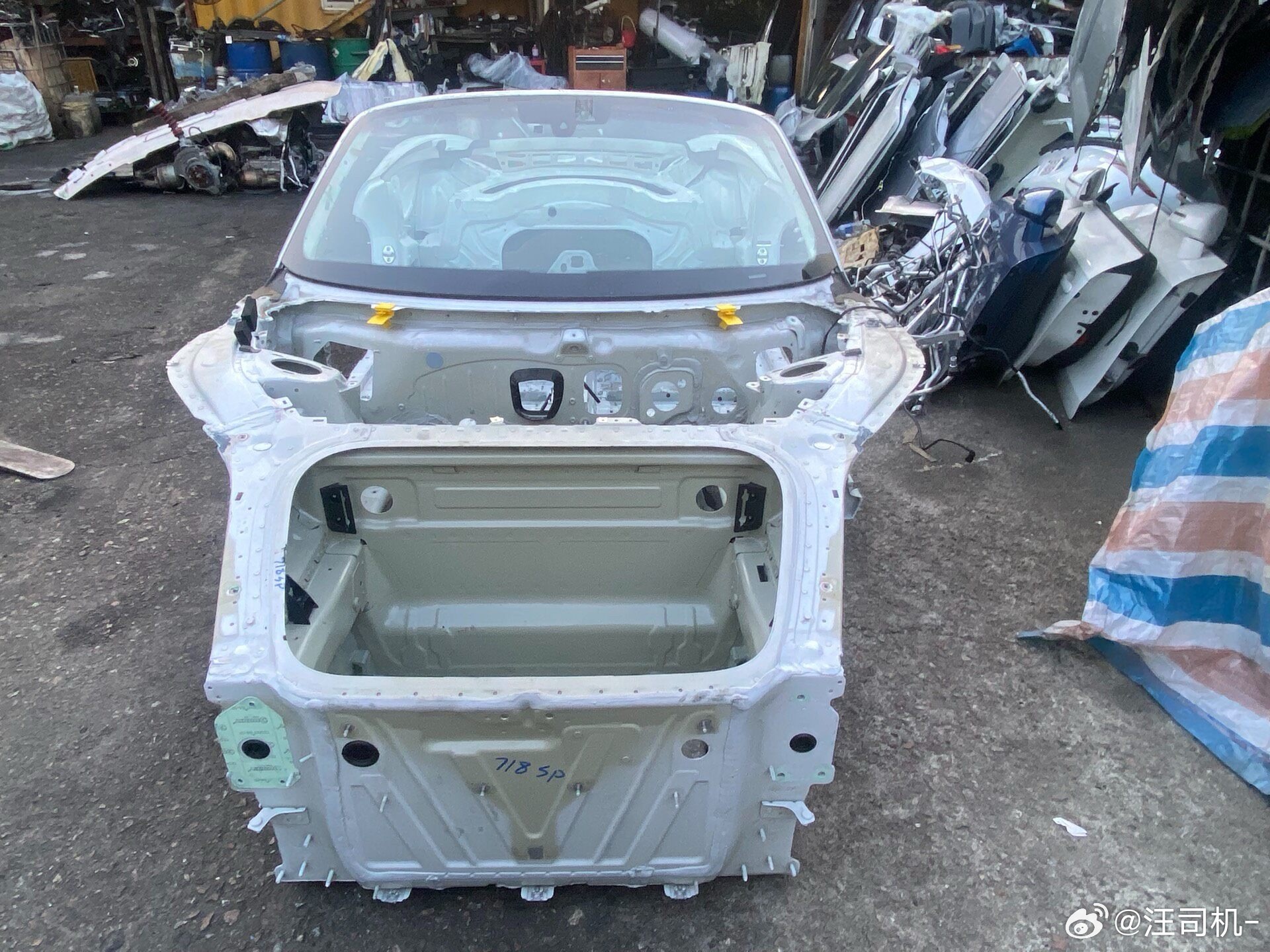 还是得学保时捷，把前备箱做成【结构】，而不是【配置】