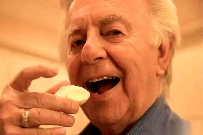 都说蛋黄是高血压的催命符，吃了血管就得堵。结果呢？搞了半天，人家是来渡你的。