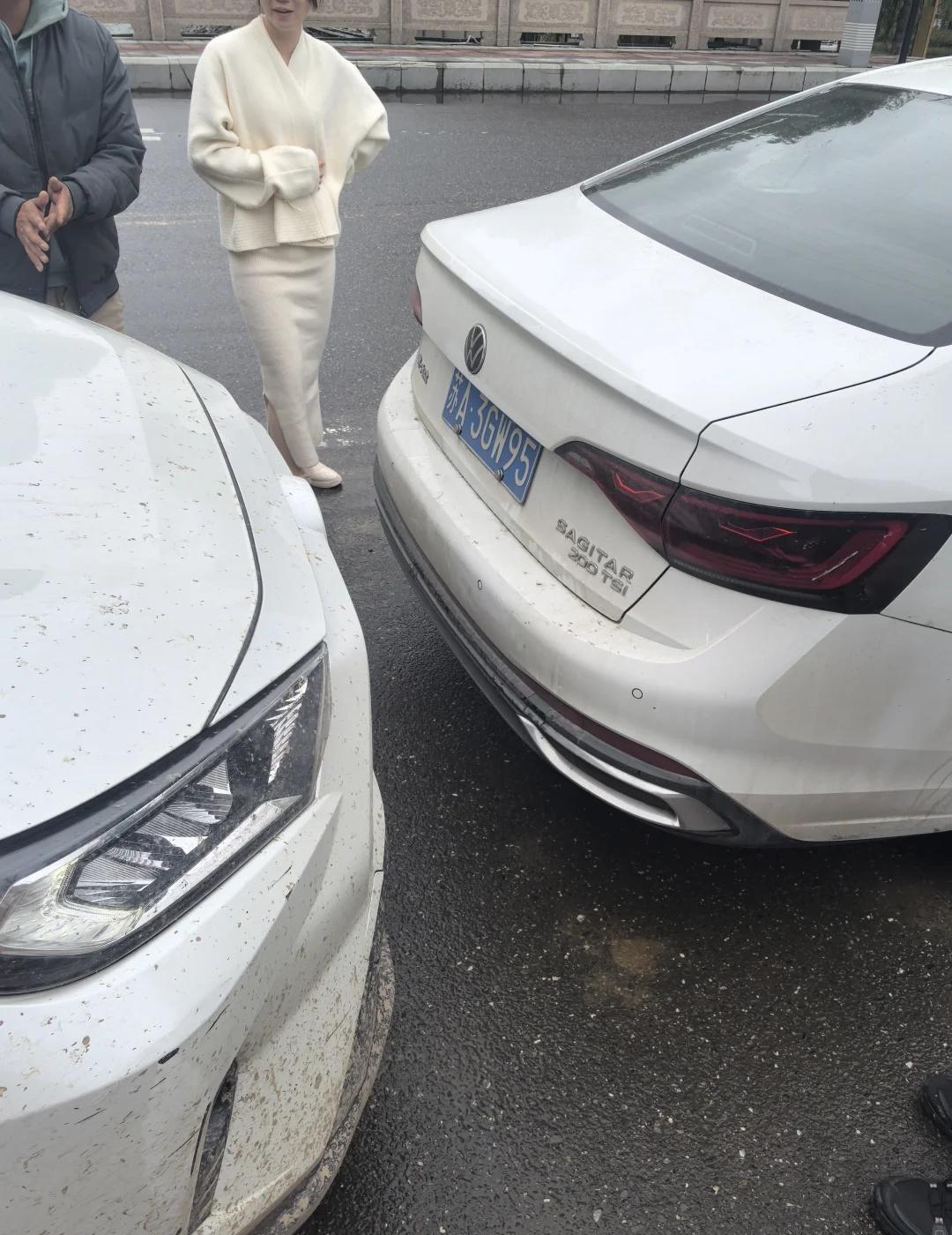 川西第七天车祸爆胎高反四姑娘山爆满从红原出发，发现昨天车轮胎扎钉子了！有保险！