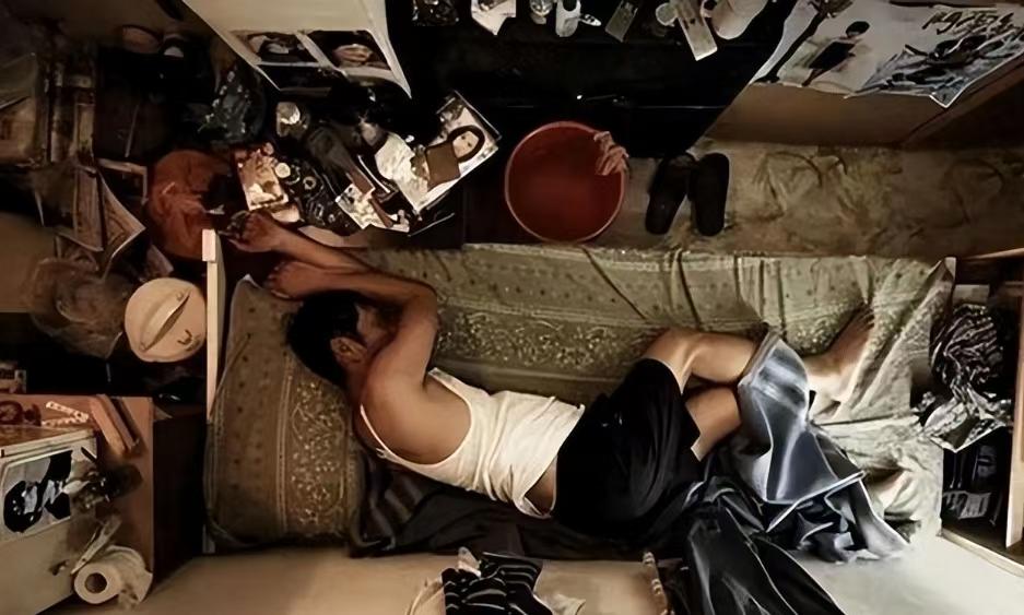 县城住自己家，不用交房租，每月花不到300元，我妈说她睡不着。我真没乱花，手机