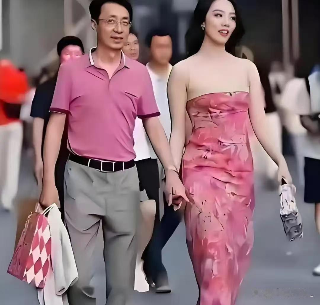 “牵手门”事件后，董思槿生活大变样。先是被原公司解除劳动合同，失去经济来