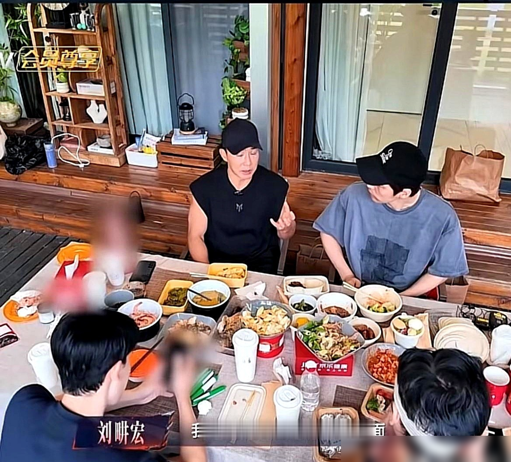 刘畊宏第一次听说吴尊洗澡要一小时，当场就绷不住了。辰亦儒早爆料过，吴尊是性格洁癖，马桶绝对不能让别人