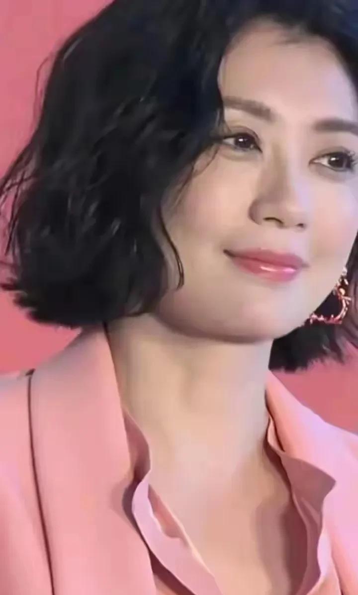 天呐，都多大年龄了，还是那么美，一张国泰民安脸，眼睛明亮，清澈，有神，笑容温柔漂