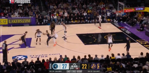 帅啊里弗斯这个反手背传太妙了，骗得戈贝尔一愣一愣的。里弗斯高速突进冲进篮下，