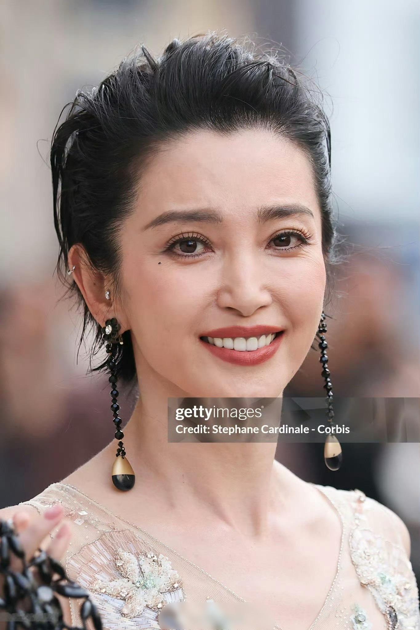 李冰冰的G社生图！这脸也太真实了，一笑总感觉她下一秒就要哭了似的，你们感觉这53