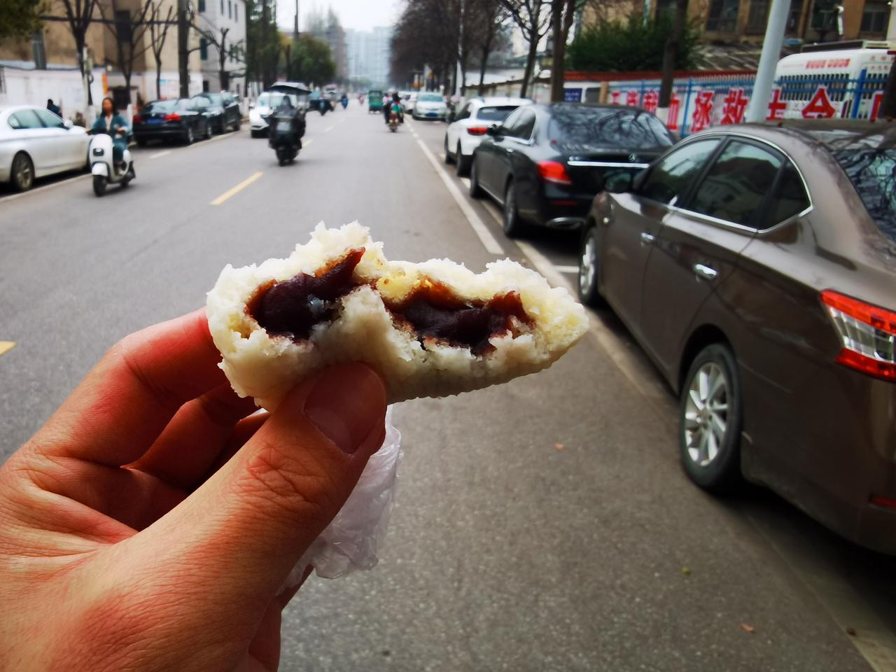 3月24日，奶奶准备了早餐：山药粑粑，豆沙馅的。用苹果干山楂煮水，灌进水壶，让小