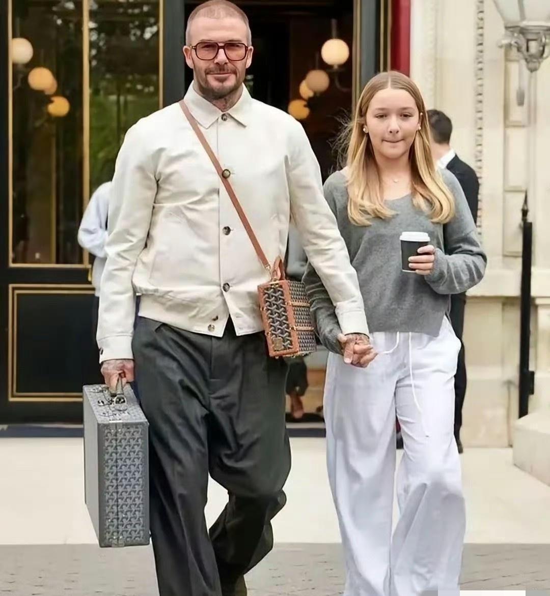 真正有力量的男人，爱意都挂在身上。你看贝克汉姆抱小七，不是那种小心翼翼的捧。