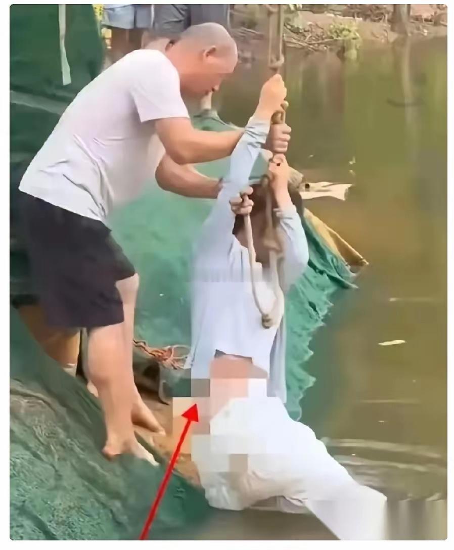 最近在五台山，一个落水女孩被救上岸时裤子脱落，下身的纱裙根本挡不住什么，女孩只能