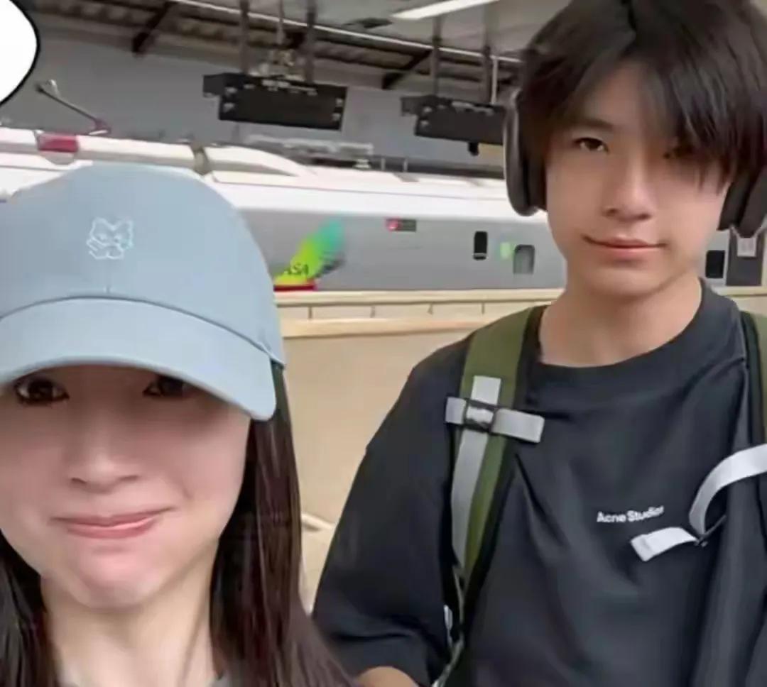 近日，董洁与潘粤明之子顶顶近照曝光，迅速引发网友热议，相关话题词冲上热搜。照片中